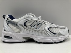 NEW BALANCE MODEL MR530SG GREY AND WHITE COLOUR SIZE 42 1/2 ( TOTAL RRP 129€) - LOCATION 33A.