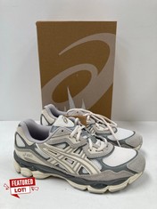 ASICS GEL-NYC GREY AND WHITE SHOES SIZE 41.5 (TOTAL RRP 185€) - LOCATION 41A.