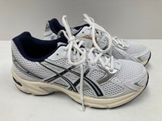 ASICS SHOES 1202A164 COLOUR WHITE, SILVER AND BLUE SIZE 39.5 (WITHOUT ORIGINAL BOX) - LOCATION 41A.