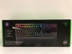 RAZER HUNTSMAN V2 (PURPLE SWITCH) - VIRTUALLY LATENCY-FREE OPTICAL GAMING KEYBOARD (PALM REST, CONTROLLERS, 4 MEDIA KEYS, DOUBLESHOT PBT KEYCAPS) ENGLISH KEYBOARD - BLACK - LOCATION 3C.