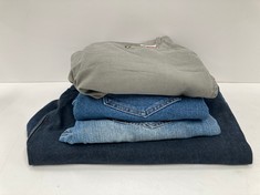 4 X GARMENTS VARIOUS BRANDS AND SIZES INCLUDING GREEN TROUSERS LEVIS SIZE W30 L30 - LOCATION 12C.