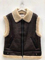 2 X BROWN SHEEPSKIN WAISTCOATS SIZES M AND S (RRP 170€)-LOCATION 42A.