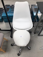 2 X WHITE HOUSEHOLD WHEELCHAIRS (1 OF THEM BROKEN).