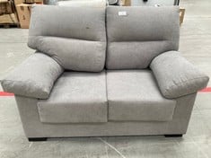 2 SEATER SOFA IN GREY FABRIC (DIRTY ON FRONT, BROKEN ZIP).