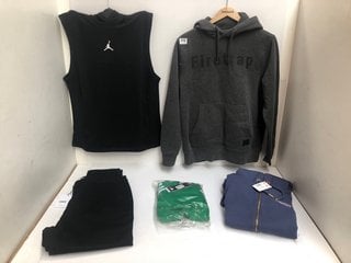 5 X MENS CLOTHING IN VARIOUS DESIGNS & SIZES TO INCLUDE NIKE SLEEVELESS HOODY IN BLACK - UK SIZE SMALL: LOCATION - B12