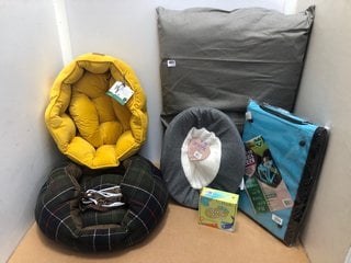 QTY OF PET ITEMS TO INCLUDE LARGE FABRIC PET BED IN GREY & WHITE: LOCATION - B11