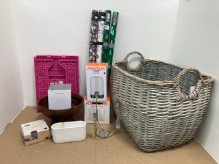 QTY OF JOHN LEWIS & PARTNERS HOUSEHOLD ITEMS TO INCLUDE LARGE WOODEN WICKER BASKET IN GREY: LOCATION - B9