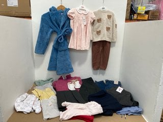 QTY OF JOHN LEWIS & PARTNERS KIDS CLOTHING IN VARIOUS DESIGNS & SIZES TO INCLUDE SKINNY DENIM JEANS IN BLUE - UK SIZE 13 YEARS: LOCATION - B9