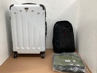 3 X ASSORTED BAGS/SUITCASES TO INCLUDE LUGG HARD SHELL WHEELED SUITCASE IN WHITE: LOCATION - B5