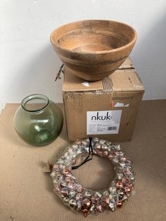 4 X ASSORTED NKUKU HOUSEHOLD ITEMS TO INCLUDE INDUS LARGE WOODEN BOWL IN NATURAL - SIZE 33 X 33 X 17CM: LOCATION - C1