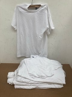 QTY OF GILDAN PLAIN CREW NECK T-SHIRTS IN WHITE - UK M: LOCATION - C9