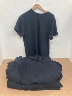 QTY OF GILDAN PLAIN CREW NECK T-SHIRTS IN BLACK - UK L: LOCATION - C9