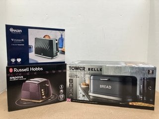 3 X ASSORTED KITCHEN ITEMS TO INCLUDE RUSSELL HOBBS GROOVE 2 SLICE TOASTER IN MULBERRY: LOCATION - C11