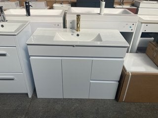 (COLLECTION ONLY) FLOOR STANDING 2 DOOR 2 DRAWER SINK UNIT IN GLOSS WHITE WITH A 910 X 400MM CERAMIC BASIN COMPLETE WITH A MONO BASIN MIXER TAP IN BRUSHED BRASS AND SPRUNG WASTE RRP £825: LOCATION -