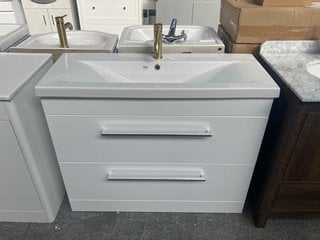 (COLLECTION ONLY) FLOOR STANDING 2 DRAWER SINK UNIT IN WHITE WITH A 1000 X 400MM CERAMIC BASIN COMPLETE WITH A BRUSHED BRASS MONO BASIN MIXER TAP AND SPRUNG WASTE - RRP £850: LOCATION - D4