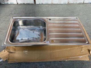 (COLLECTION ONLY) 1000 X 500MM STAINLESS STEEL KITCHEN SINK COMPLETE WITH FITTING PACK RRP £175: LOCATION - D3