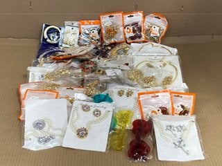 QTY OF ASSORTED JEWELLERY ITEMS TO INCLUDE PLASTIC HEART SHAPE GLASSES IN VARIOUS COLOURS TO INCLUDE ORANGE: LOCATION - H15