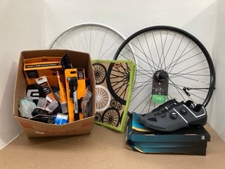 QTY OF CYCLE ACCESSORIES TO INCLUDE BOARDMAN CARBON CYCLE SHOES IN GREY - UK SIZE: 9.5: LOCATION - H5