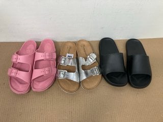 3 X ASSORTED PAIRS OF SHOES IN VARIOUS SIZES TO INCLUDE DOUBLE BUCKLE SANDALS IN SILVER - SIZE UK7: LOCATION - H3