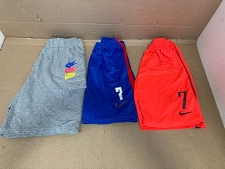 3 X ASSORTED SPORTSWEAR IN VARIOUS SIZES TO INCLUDE ENGLAND 'MARY EARPS' NUMBER 7 SHORTS IN BRIGHT CORAL - SIZE LARGE: LOCATION - H2