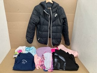 QTY OF ASSORTED GIRLS CLOTHING IN VARIOUS SIZES TO INCLUDE DISNEY MINNIE MOUSE L/S JUMPER IN BABY PINK - SIZE 12-13 YEARS: LOCATION - H2