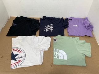 5 X ASSORTED SPORTSWEAR IN VARIOUS SIZES TO INCLUDE THE NORTH FACE SUMMIT T-SHIRT IN PURPLE - SIZE LARGE: LOCATION - H1