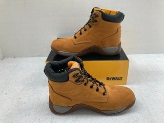 DEWALT INDUSTRIAL FOOTWEAR SAFETY BOOTS IN BOLSTER HONEY - SIZE UK 9: LOCATION - G1