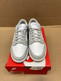 NIKE LOW RETRO DUNKS IN WHITE/GREY - SIZE UK 10 - RRP £110: LOCATION - G3