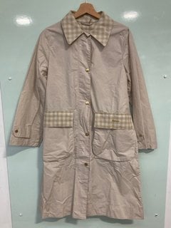 BARBOUR WOMENS ARCHIVE PIPER SHOWERPROOF JACKET IN NATURAL - SIZE UK10 - RRP £259: LOCATION - BOOTH