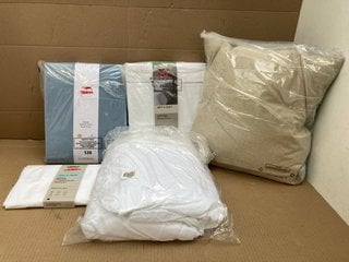 5 X ASSORTED JOHN LEWIS & PARTNERS BEDDING TO INCLUDE WASHED COTTON DUVET COVER IN INDIGO - SIZE DOUBLE: LOCATION - G6