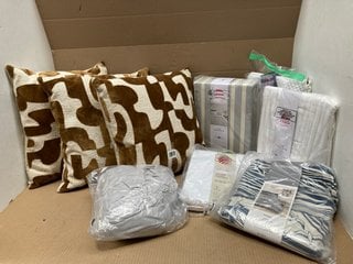 QTY OF ASSORTED JOHN LEWIS & PARTNERS SOFT FURNISHING ITEMS TO INCLUDE WHITBY DOUBLE DUVET SET IN BLUE/WHITE: LOCATION - G8