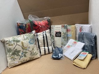 QTY OF ASSORTED JOHN LEWIS & PARTNERS BEDDING & CUSHIONS TO INCLUDE KINGSIZE POLY COTTON DUVET COVER IN WHITE: LOCATION - G8