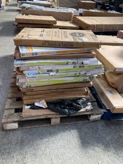 PALLET OF ASSORTED SAFETY GATES TO INCLUDE REGALO METAL WALK THROUGH SAFETY GATE: LOCATION - B7 (KERBSIDE PALLET DELIVERY)