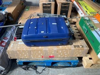 PALLET OF ASSORTED ITEMS TO INCLUDE AMERICAN TOURISTER 4 WHEEL HARD SHELL SUITCASE IN BLUE: LOCATION - B7