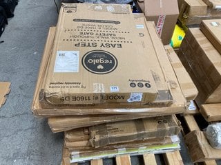 PALLET OF ASSORTED SAFETY GATES TO INCLUDE REGALO METAL WALK THROUGH SAFETY GATE: LOCATION - A6 (KERBSIDE PALLET DELIVERY)