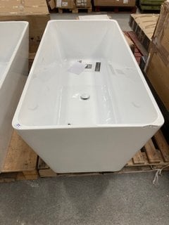 FREESTANDING DOUBLE ENDED BATH SIZE : 1500 X 700MM: LOCATION - B1