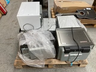 PALLET OF ASSORTED MICROWAVES TO INCLUDE PANASONIC MICROWAVE IN WHITE: LOCATION - A4 (KERBSIDE PALLET DELIVERY)