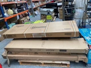 PALLET OF ASSORTED FURNITURE ITEMS TO INCLUDE VIDA DESIGNS ARLINGTON 5 TIER BOOKCASE IN GREY & OAK: LOCATION - B3 (KERBSIDE PALLET DELIVERY)