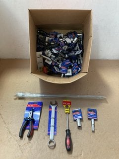 QTY OF ASSORTED ITEMS TO INCLUDE PRO-TORX CHROME & NICKEL GRIPS: LOCATION - AR16