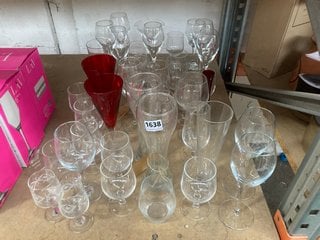 (COLLECTION ONLY) QTY OF ASSORTED GLASSWARE TO INCLUDE 2 X VINTAGE RED DRINKS GLASSES: LOCATION - BR20