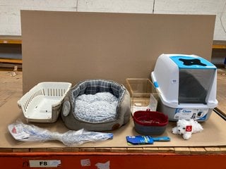 QTY OF ASSORTED PET ITEMS TO INCLUDE CATIT CAT PAN WITH HOOD: LOCATION - E8