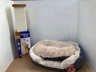 2 X ASSORTED ITEMS TO INCLUDE LARGE FLEECE PET BED IN BROWN: LOCATION - E13