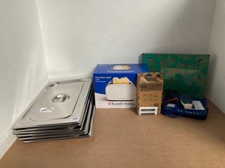 QTY OF ASSORTED ITEMS TO INCLUDE RUSSELL HOBBS STAINLESS STEEL 2 SLICE TOASTER IN CREAM: LOCATION - E16