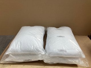 2 X PACKS OF STRIPED BED PILLOWS IN WHITE: LOCATION - E17