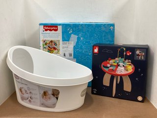 3 X ASSORTED BABY ITEMS TO INCLUDE FISHER PRICE RAINFOREST JUMPEROO , SHNUGGLE BABY BATH IN WHITE , JANOD ACTIVITY TABLE COMBINED RRP - £178: LOCATION - E1