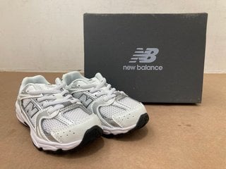 NEW BALANCE CHILDRENS LOGO PRINT MESH TRAINERS IN WHITE/GREY SIZE: 7.5: LOCATION - E1