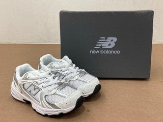 NEW BALANCE CHILDRENS LOGO PRINT MESH TRAINERS IN WHITE/GREY SIZE: 10.5: LOCATION - E1