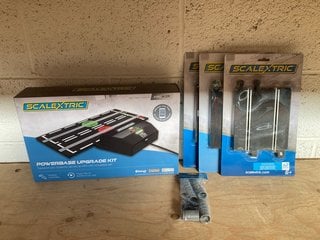 5 X ASSORTED SCALEXTRIC ITEMS TO INCLUDE 3 X STARTER GRIDS: LOCATION - G8