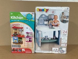 SMOBY CHILDRENS CHILD CARE CENTRE TO INCLUDE MY LITTLE CHEF DELUXE PLAY SET: LOCATION - G14