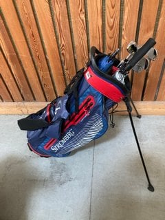 STROMBERG WEATHERLITE GOLF STAND BAG IN NAVY AND RED TO INCLUDE QTY OF ASSORTED GOLF CLUBS AND GOLFING UMBRELLAS: LOCATION - D7